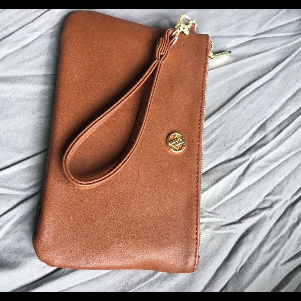 AV wristlet with charger